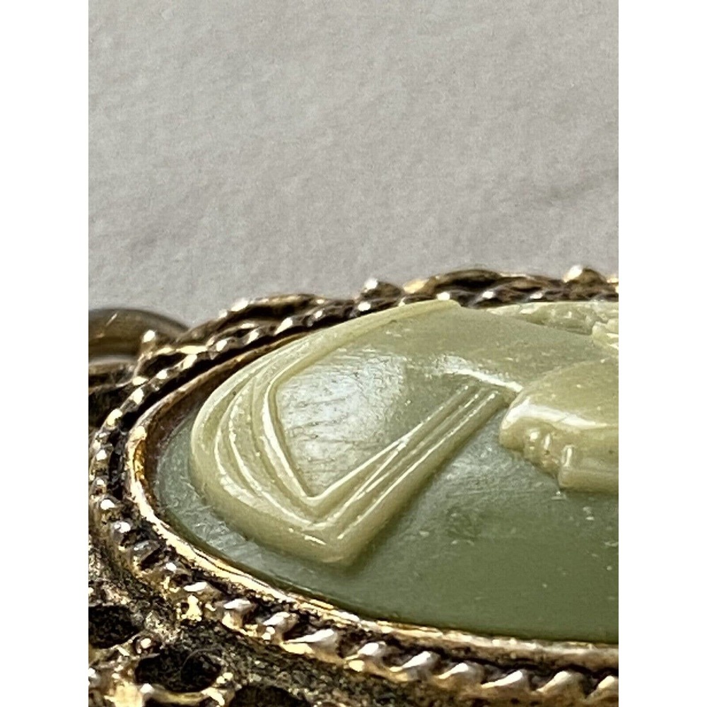 Vintage 1960s PERI Cameo Necklace Brooch / pendant faux cameo green - Picture 5 of 13